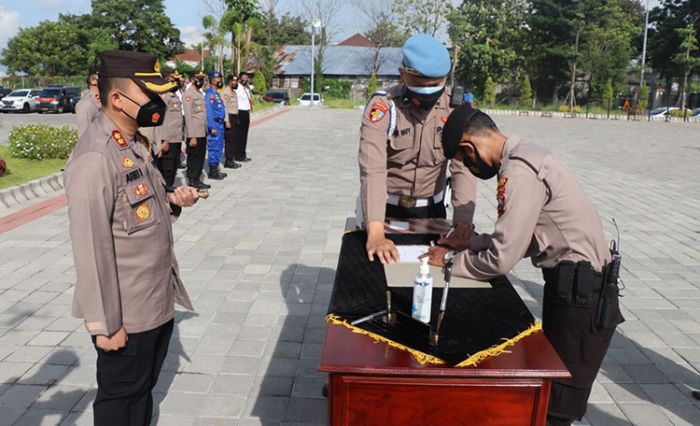 Gelar Apel Penandatanganan Komitmen, Kapolres Gresik: Jangan Main-Main dengan Narkoba Gelar Apel Penandatanganan Komitmen, Kapolres Gresik: Jangan Main-Main dengan Narkoba