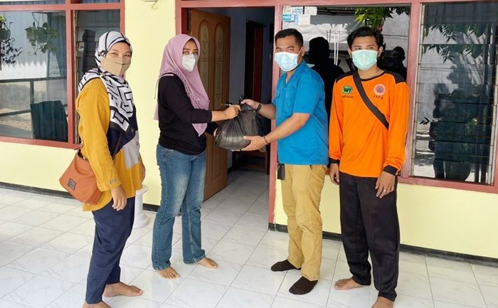 Peduli Pandemi Covid-19, FRPB Pamekasan dan WE Cake Distribusikan Paket Isoman Peduli Pandemi Covid-19, FRPB Pamekasan dan WE Cake Distribusikan Paket Isoman