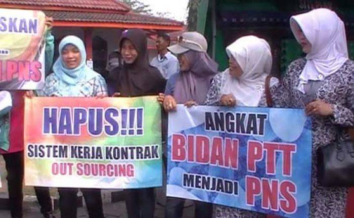 Tuntut Jadi PNS, Ratusan Bidan PTT di Mojokerto Temui Men-PAN RB