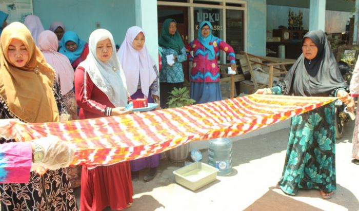 Minarak Brantas Gas Gelar Pelatihan Batik Shibori untuk Ibu-ibu Desa Kalidawir Minarak Brantas Gas Gelar Pelatihan Batik Shibori untuk Ibu-ibu Desa Kalidawir