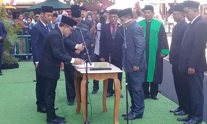 14 Pejabat Baru Banyuwangi Dilantik di Bawah Terpaan Sinar Matahari 14 Pejabat Baru Banyuwangi Dilantik di Bawah Terpaan Sinar Matahari