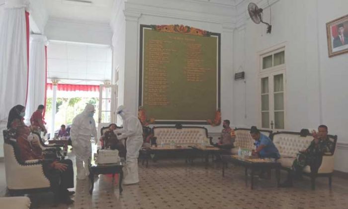 Bupati Bangkalan Beserta Jajaran Forkopimda Jalani Swab Test PCR Bupati Bangkalan Beserta Jajaran Forkopimda Jalani Swab Test PCR