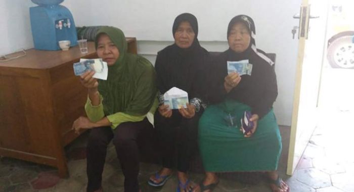 Diduga Lakukan Politik Uang, 4 Lansia Laporkan Caleg Partai Demokrat ke Bawaslu Banyuwangi Diduga Lakukan Politik Uang, 4 Lansia Laporkan Caleg Partai Demokrat ke Bawaslu Banyuwangi