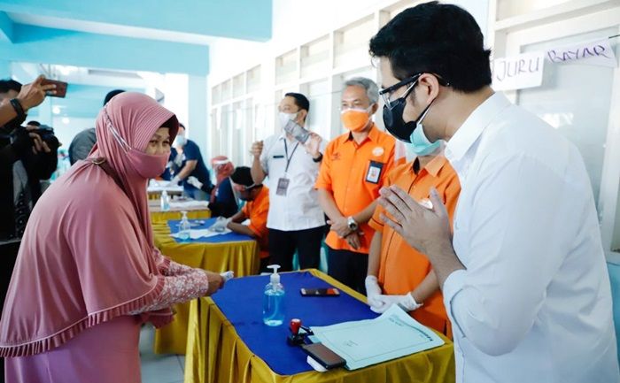 Simpang Siur Info Syarat Vaksin untuk Bansos, Wagub Emil Terjun ke Lokasi Penyaluran Simpang Siur Info Syarat Vaksin untuk Bansos, Wagub Emil Terjun ke Lokasi Penyaluran