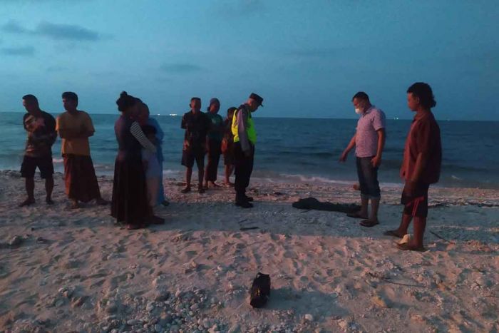 Nahas! Bayi Perempuan Ditemukan Tak Bernyawa di Tepi Pantai Pasir Putih Tuban Nahas! Bayi Perempuan Ditemukan Tak Bernyawa di Tepi Pantai Pasir Putih Tuban