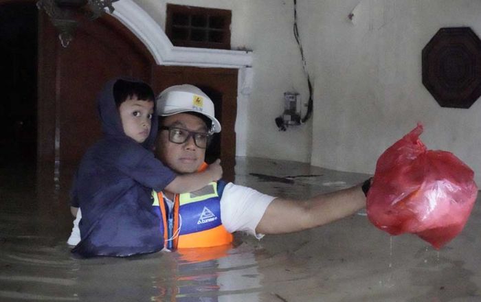 PLN Kontrol Keamanan Kelistrikan, Bantu Evakuasi Warga di Tengah Banjir Bekasi PLN Kontrol Keamanan Kelistrikan, Bantu Evakuasi Warga di Tengah Banjir Bekasi