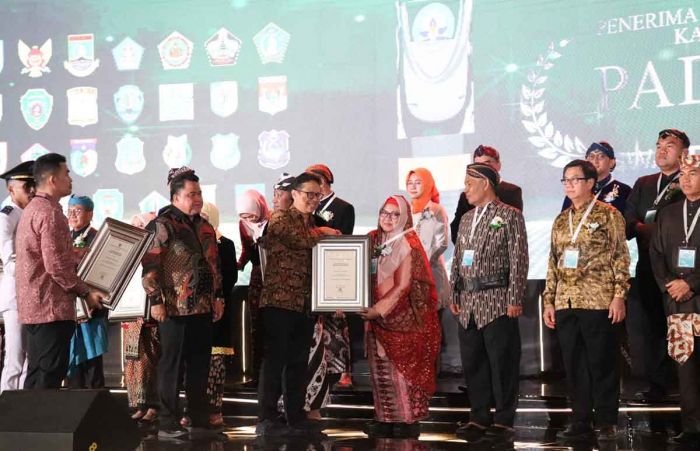 Pemkab Gresik Raih Penghargaan Swasti Saba dari Kemenkes dan Kemendagri Pemkab Gresik Raih Penghargaan Swasti Saba dari Kemenkes dan Kemendagri