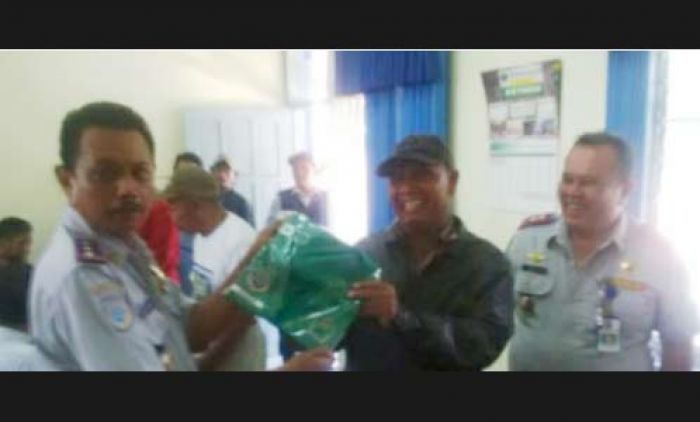 Dishub Kota Malang Beri Rompi Baru kepada Jukir Resmi Dishub Kota Malang Beri Rompi Baru kepada Jukir Resmi