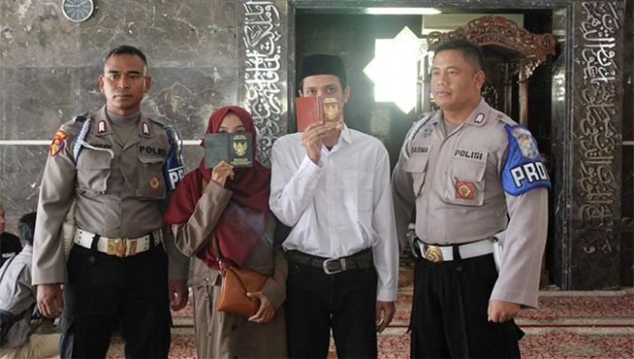 Tahanan Polresta Sidoarjo Melakukan Akad Nikah di Masjid As Sidiq Tahanan Polresta Sidoarjo Melakukan Akad Nikah di Masjid As Sidiq