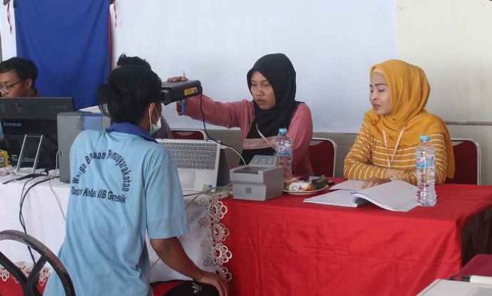  Dispendukcapil Gresik Jemput Bola Layani Adminduk di Rutan Banjarsari