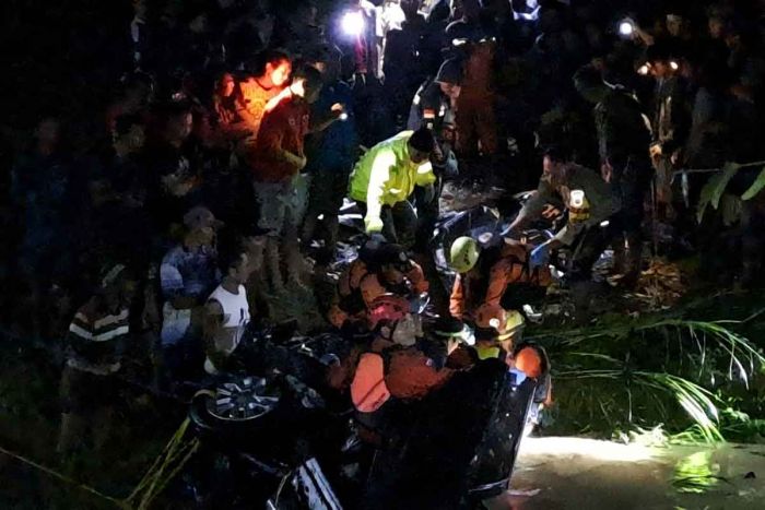 Nahas! Mobil Dokter PNS Gresik Terperosok di Sungai Tuban, Dua Orang Ditemukan Meninggal