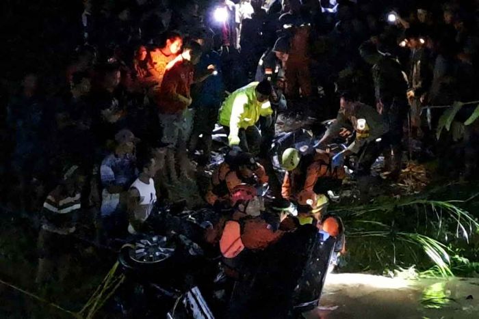 Nahas! Mobil Dokter PNS Gresik Terperosok di Sungai Tuban, Dua Orang Ditemukan Meninggal Nahas! Mobil Dokter PNS Gresik Terperosok di Sungai Tuban, Dua Orang Ditemukan Meninggal