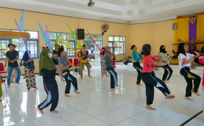 Hadiah Hari Jadi Bojonegoro ke-344, Seniman Sayap Jendela Art Gelar Sandur Kolosal Hadiah Hari Jadi Bojonegoro ke-344, Seniman Sayap Jendela Art Gelar Sandur Kolosal