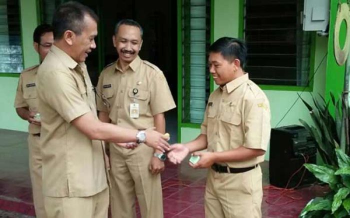 Wow, PNS Berprestasi di Diskoperindag Bondowoso Diberi Hadiah Emas Wow, PNS Berprestasi di Diskoperindag Bondowoso Diberi Hadiah Emas