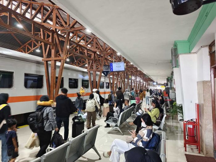 Long Weekend Akhir Mei, KAI Daop 7 Catat 3.407 Penumpang Diberangkatkan dari Stasiun Kediri Long Weekend Akhir Mei, KAI Daop 7 Catat 3.407 Penumpang Diberangkatkan dari Stasiun Kediri