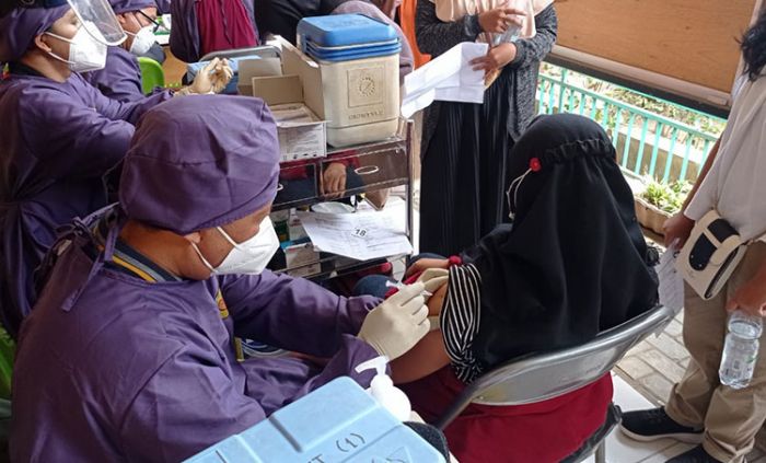 Kejar Pendidikan Tatap Muka, SMKN 3 Kota Kediri Gelar Vaksinasi untuk Siswa Kejar Pendidikan Tatap Muka, SMKN 3 Kota Kediri Gelar Vaksinasi untuk Siswa