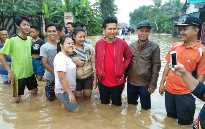 Pantau Banjir di Kecamatan Gandusari, Bupati Emil jadi Rebutan Warga untuk Selfie Pantau Banjir di Kecamatan Gandusari, Bupati Emil jadi Rebutan Warga untuk Selfie