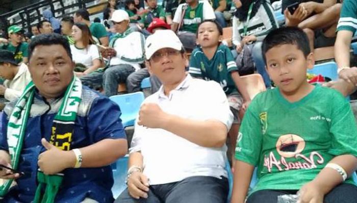 Bonek asal Semampir Akui Memang Ada Bau Sampah di Stadion GBT Bonek asal Semampir Akui Memang Ada Bau Sampah di Stadion GBT