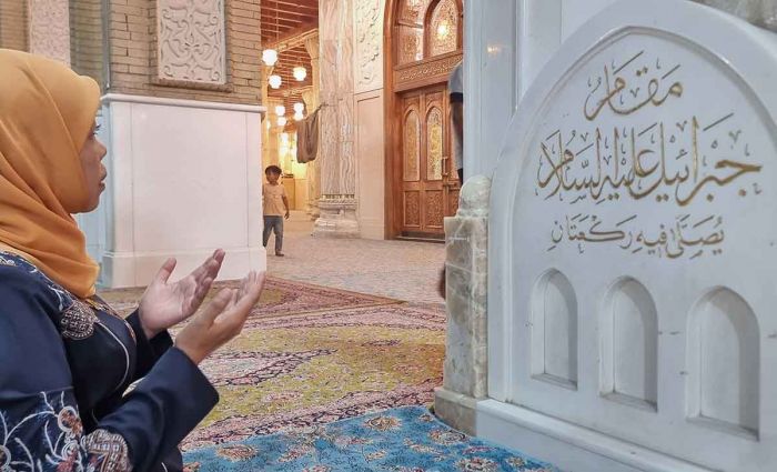 Di Irak, Khofifah Sholat di Masjid Kufah Di Irak, Khofifah Sholat di Masjid Kufah
