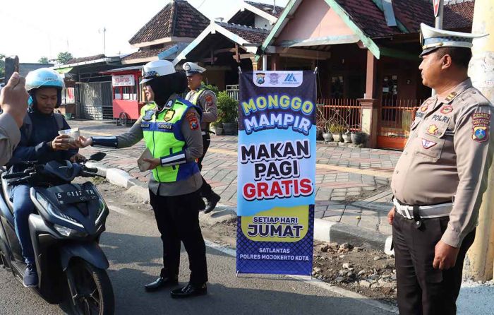 Satlantas Polres Mojokerto Kota Bagikan Makan Gratis ke Pengguna Jalan Satlantas Polres Mojokerto Kota Bagikan Makan Gratis ke Pengguna Jalan