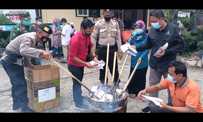 KPU Kabupaten Kediri Bakar 5.941 Surat Suara Rusak KPU Kabupaten Kediri Bakar 5.941 Surat Suara Rusak