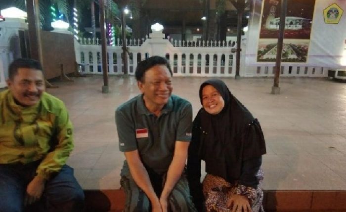 Cari Masukan, Bupati Sambari Berbaur dan Makan Lesehan dengan Masyarakat Cari Masukan, Bupati Sambari Berbaur dan Makan Lesehan dengan Masyarakat