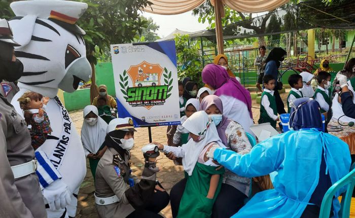 Pakai Badut dan Boneka, Cara Satlantas Polres Tuban Alihkan Perhatian Anak saat Divaksin