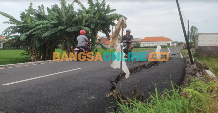 DPUTR Gresik Minta Kontraktor Perbaiki Kerusakan Jalan Penghubung Banjarsari-Kedanyang