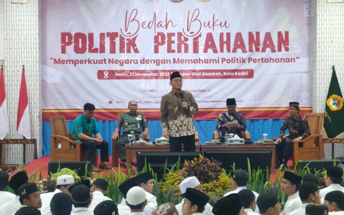 Gandeng Ponpes Wali Barokah Kediri, Kemenhan RI Gelar Bedah Buku ‘Pertahanan Politik’ Gandeng Ponpes Wali Barokah Kediri, Kemenhan RI Gelar Bedah Buku ‘Pertahanan Politik’