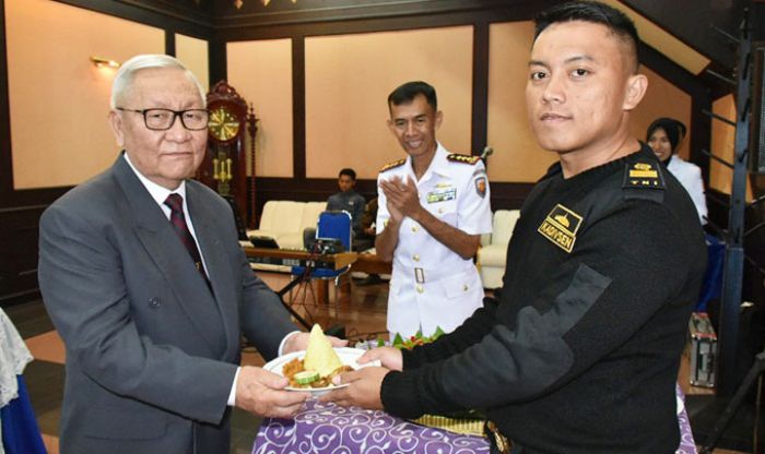 Dansatsel Koarmada II Pimpin Upacara Peringatan HUT ke-60 Hiu Kencana Dansatsel Koarmada II Pimpin Upacara Peringatan HUT ke-60 Hiu Kencana
