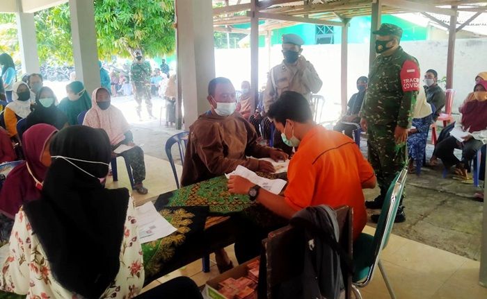 Anggota TNI dan Polri di Ngawi Terus Kawal Pencairan BST Seluruh Kecamatan Anggota TNI dan Polri di Ngawi Terus Kawal Pencairan BST Seluruh Kecamatan
