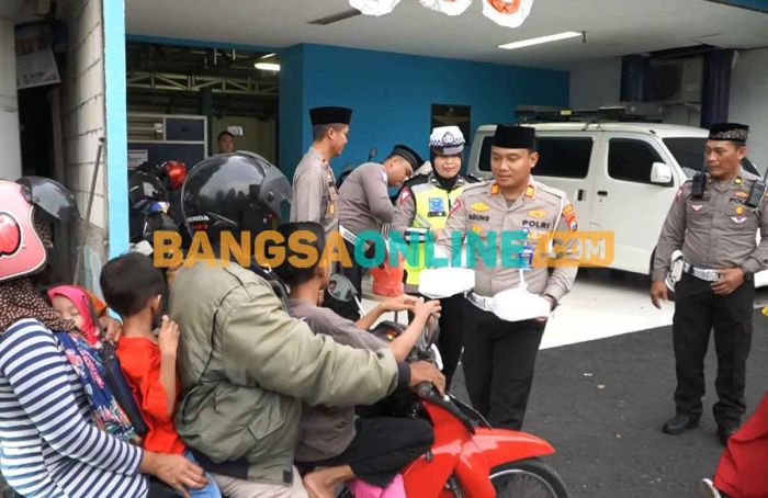 Sembari Imbau Pengendara Tertib, Kasatlantas Polres Gresik Bagi-bagi Takjil Sembari Imbau Pengendara Tertib, Kasatlantas Polres Gresik Bagi-bagi Takjil