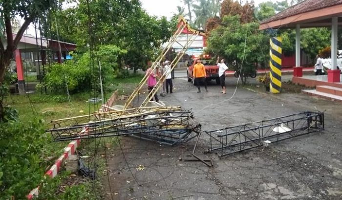 Hujan Deras Disertai Angin di Blitar: 9 Rumah Rusak, Tower Dispendukcapil Patah Hujan Deras Disertai Angin di Blitar: 9 Rumah Rusak, Tower Dispendukcapil Patah