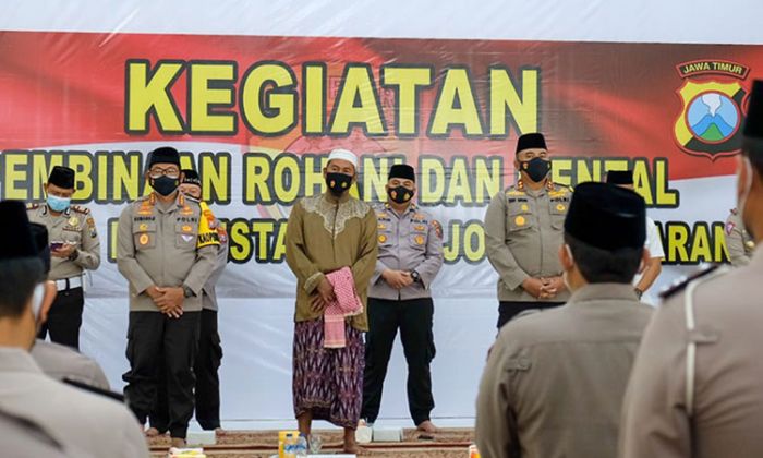 ​Peringati Isra Mikraj, Polresta Sidoarjo Berselawat dan Bersihkan Tempat Ibadah