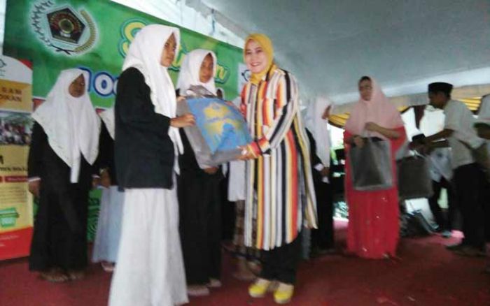 Bersama Bunda Tjatur, PWI dan Lazisnu Jombang Santuni 100 Anak Yatim