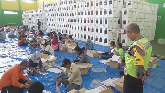 Segini Tarif Emak-emak Pelipat Kertas Suara di Jombang Segini Tarif Emak-emak Pelipat Kertas Suara di Jombang