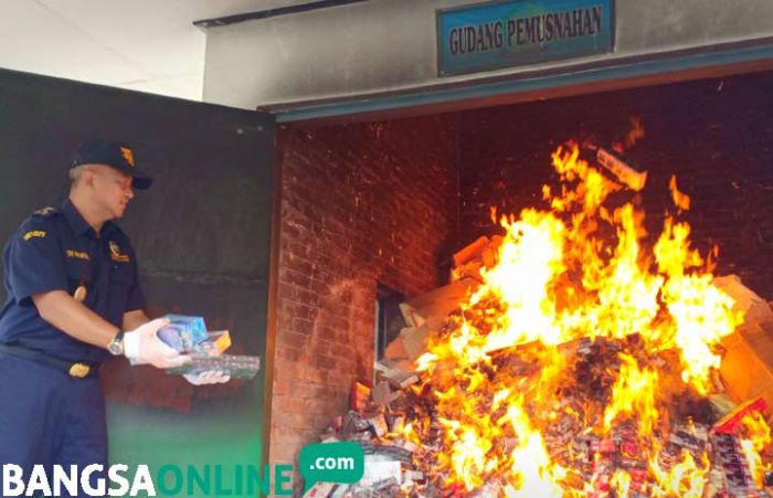 Ratusan Ribu Batang Rokok Ilegal Dimusnahkan Bea Cukai Blitar Ratusan Ribu Batang Rokok Ilegal Dimusnahkan Bea Cukai Blitar