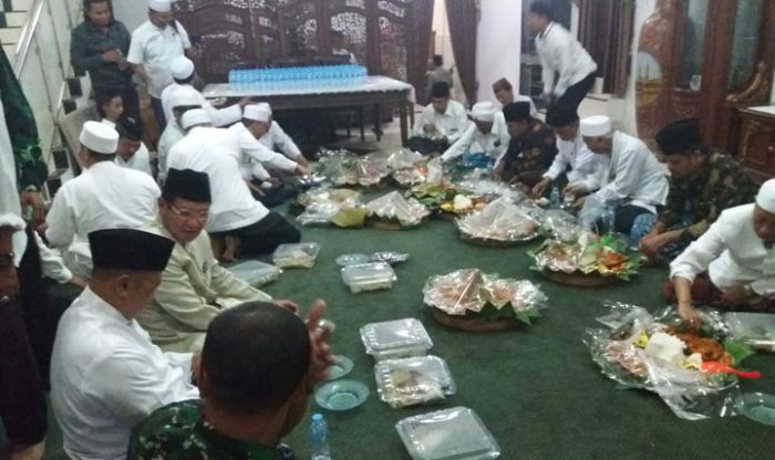 Para Kiai Disuguhi 22 Tumpeng, Ribuan Santri PP Amantul Ummah Ikuti Upacara HSN Para Kiai Disuguhi 22 Tumpeng, Ribuan Santri PP Amantul Ummah Ikuti Upacara HSN