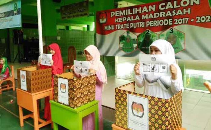 Belajar Proses Demokrasi, MINU Trate Gresik Ajari Siswa Salurkan Hak Suara Belajar Proses Demokrasi, MINU Trate Gresik Ajari Siswa Salurkan Hak Suara
