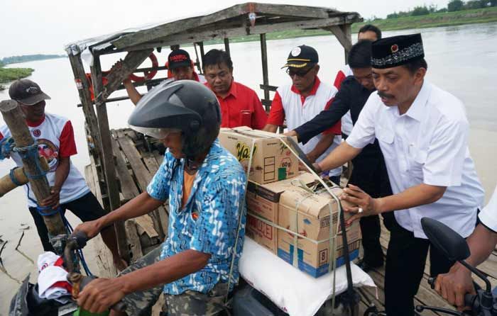 Seberangi Sungai Brantas Pakai Perahu, Gus Syaf: 2-3 Tahun Lagi Harus Ada Jembatan Seberangi Sungai Brantas Pakai Perahu, Gus Syaf: 2-3 Tahun Lagi Harus Ada Jembatan