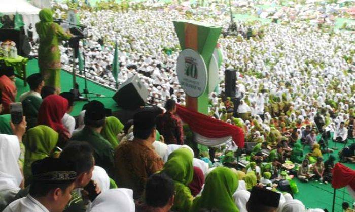 70 ribu Muslimat NU Serentak Ganti Jilbab Putih, Jokowi dan Pakde Karwo Tabuh Rebana 70 ribu Muslimat NU Serentak Ganti Jilbab Putih, Jokowi dan Pakde Karwo Tabuh Rebana