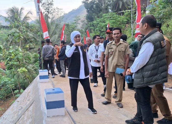 Tinjau Hasil Rekonstruksi Talud di Pacitan, Gubernur Jatim Disambut Ucapan Terima Kasih dari Warga Tinjau Hasil Rekonstruksi Talud di Pacitan, Gubernur Jatim Disambut Ucapan Terima Kasih dari Warga