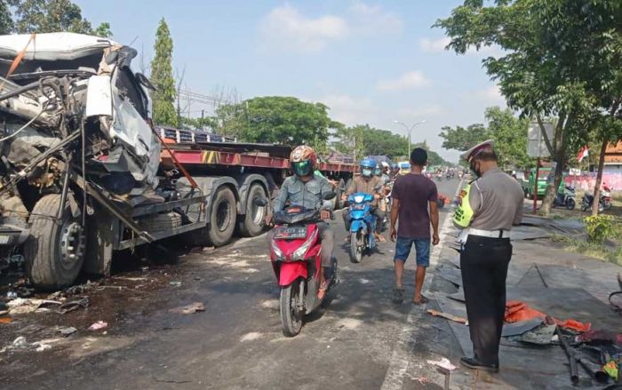 Sopir Ngantuk, Truk Trailer Muat Plat Besi Seruduk Truk Trailer Muat Semen di Lamongan Sopir Ngantuk, Truk Trailer Muat Plat Besi Seruduk Truk Trailer Muat Semen di Lamongan
