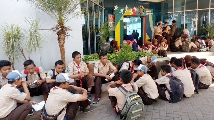 Tunggu Pencairan PIP, Puluhan Siswa SMKN 1 Singgahan Terlantar di BNI Tuban Tunggu Pencairan PIP, Puluhan Siswa SMKN 1 Singgahan Terlantar di BNI Tuban