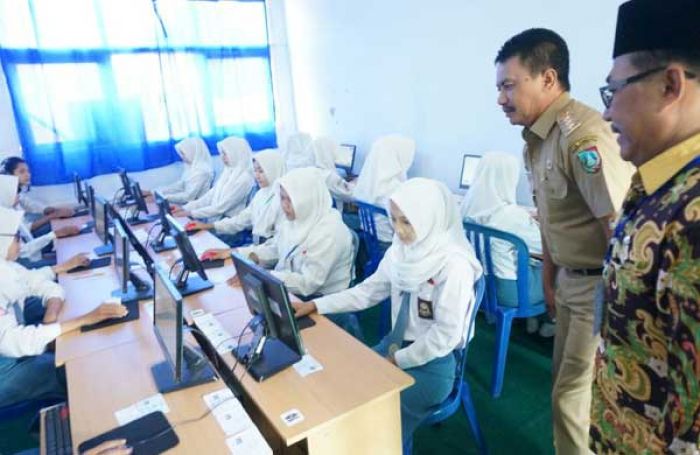 UNBK di SMKN 2 Jombang Sempat Molor, Terkendala Jaringan UNBK di SMKN 2 Jombang Sempat Molor, Terkendala Jaringan