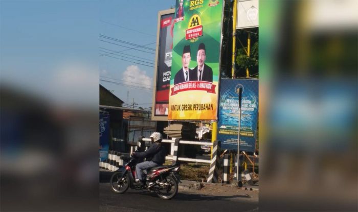 Terpampang Baliho Nurhamim-Nadir Dengan Kop RGS Indonesia dan Gambar Khozin Ma Terpampang Baliho Nurhamim-Nadir Dengan Kop RGS Indonesia dan Gambar Khozin Ma