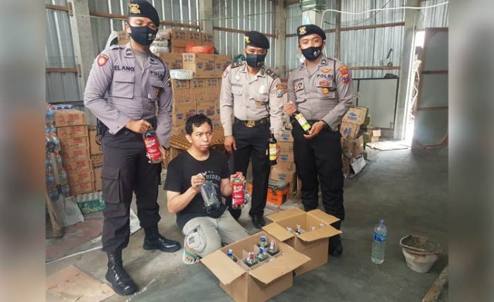 Razia Miras di Sidoarjo, Satsabhara Sita Puluhan Botol dan Amankan 3 Penjual Razia Miras di Sidoarjo, Satsabhara Sita Puluhan Botol dan Amankan 3 Penjual