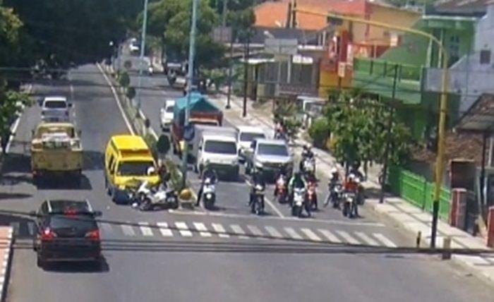 Lawan Arus, Mobil Ambulans Bawa Pasien Covid-19 di Banyuwangi Tabrak Pemotor Lawan Arus, Mobil Ambulans Bawa Pasien Covid-19 di Banyuwangi Tabrak Pemotor