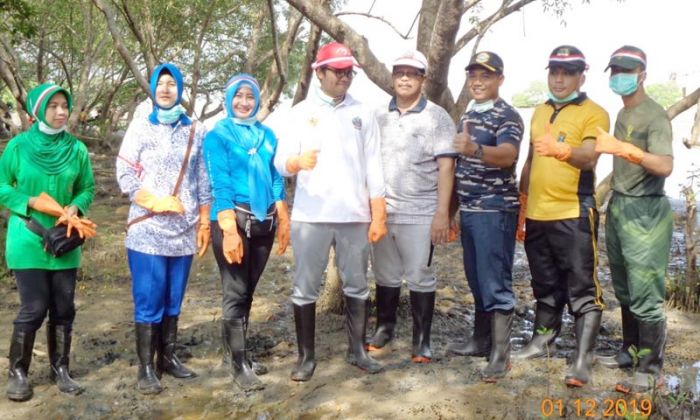 Bupati Bangkalan Bersih-bersih Sampah di Sungai Bancaran