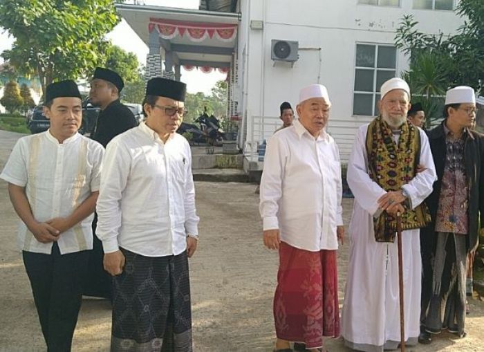 Putra Pendiri NU Ini Direndahkan Habib Pasuruan di Depan Umum, Tapi Malah Tersenyum Putra Pendiri NU Ini Direndahkan Habib Pasuruan di Depan Umum, Tapi Malah Tersenyum